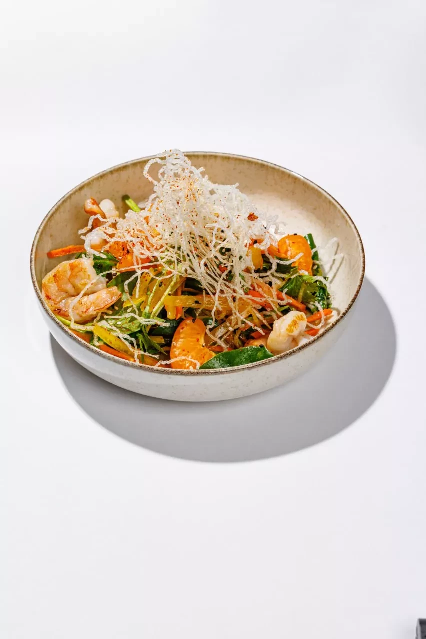 Салат с креветками и хрустящей фунчозой