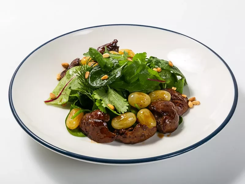 Салат  с печенью и виноградом