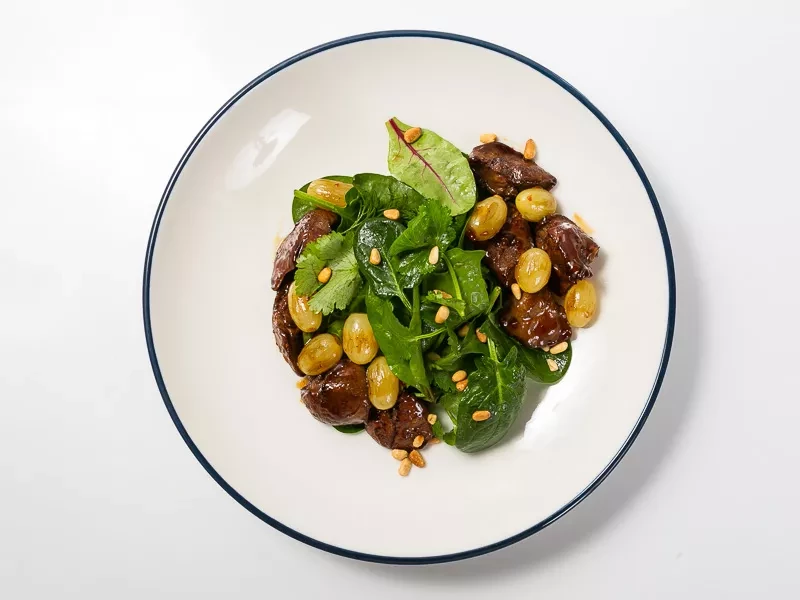 Салат  с печенью и виноградом