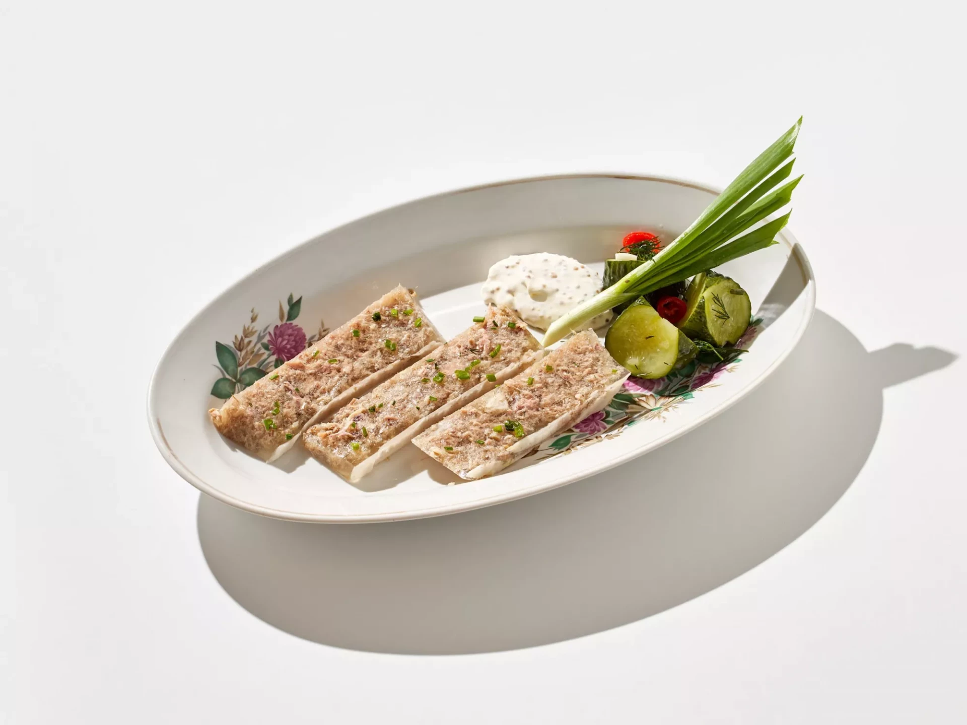 Домашний холодец со сливочным хреном и малосольными огурцами