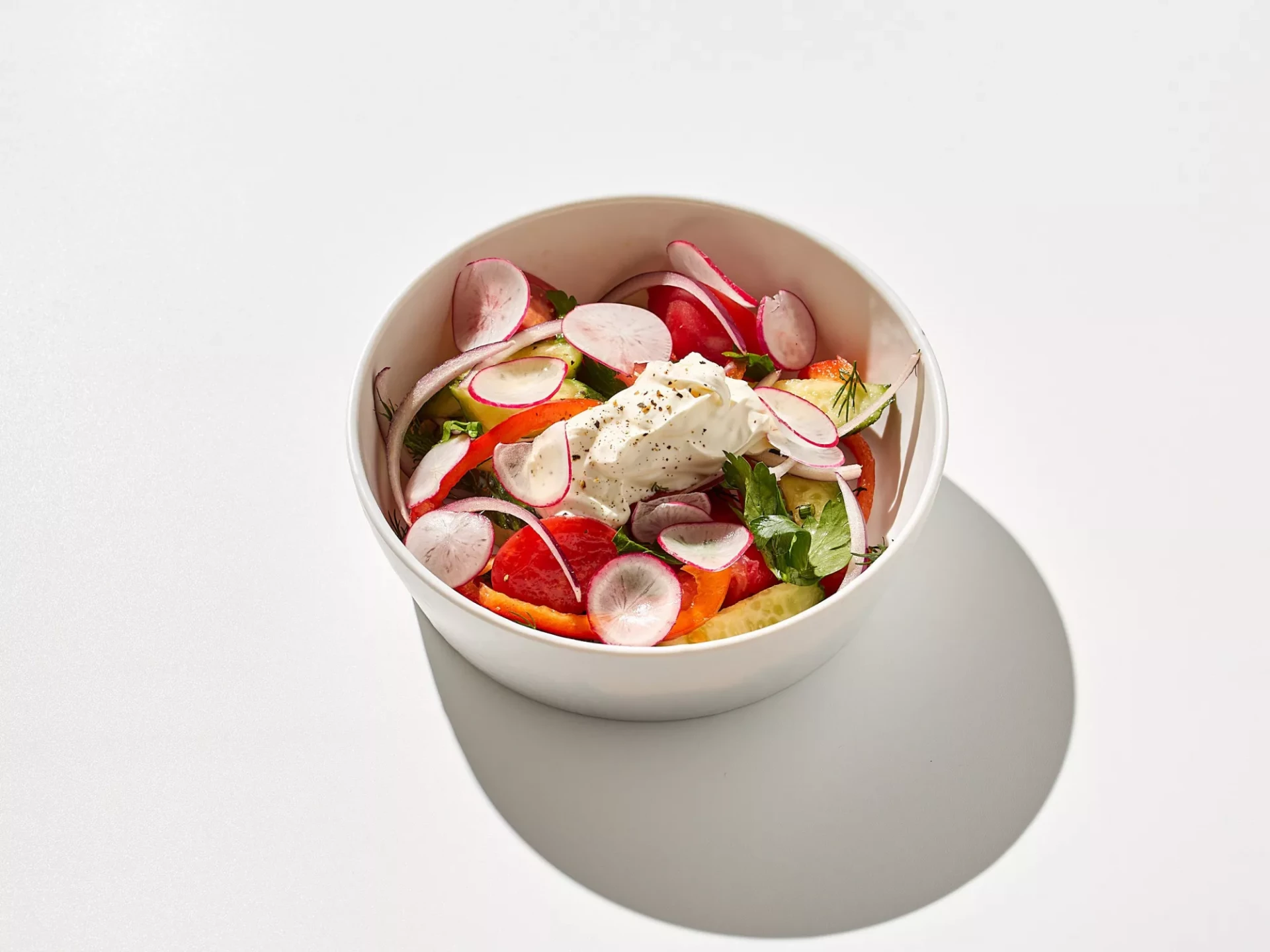 Дачный салат из овощей со сметаной