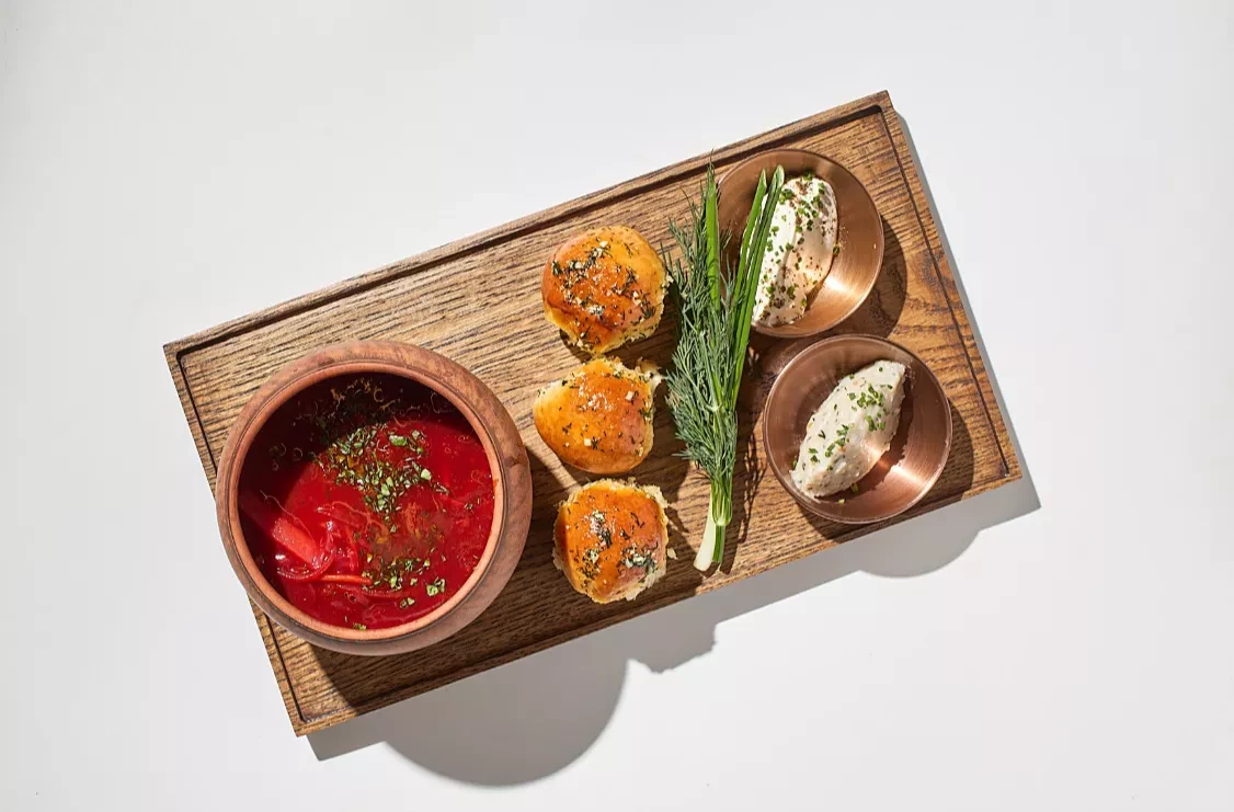 Фирменный Домовой борщ с говяжьей грудинкой, пампушками,  сметаной и смальцем