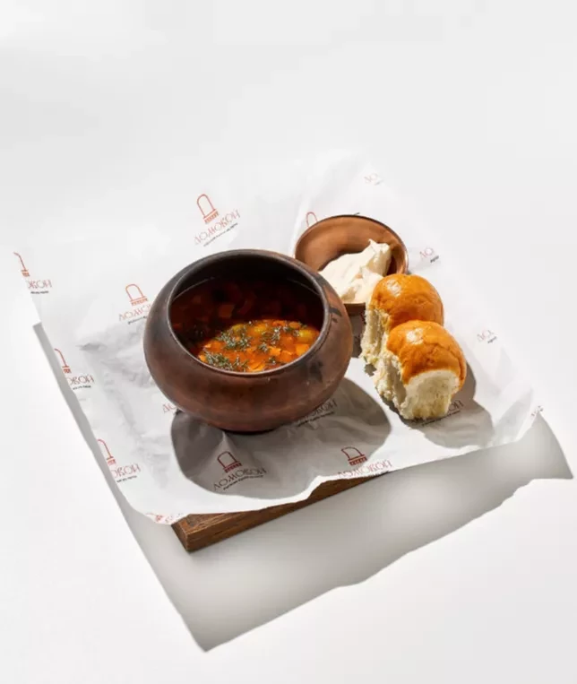 Мясная солянка с груздями, пампушками и сметаной