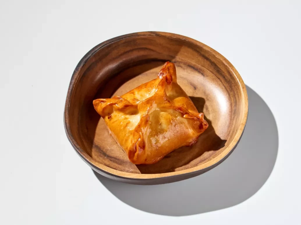 Пирожок с капустой и яйцом