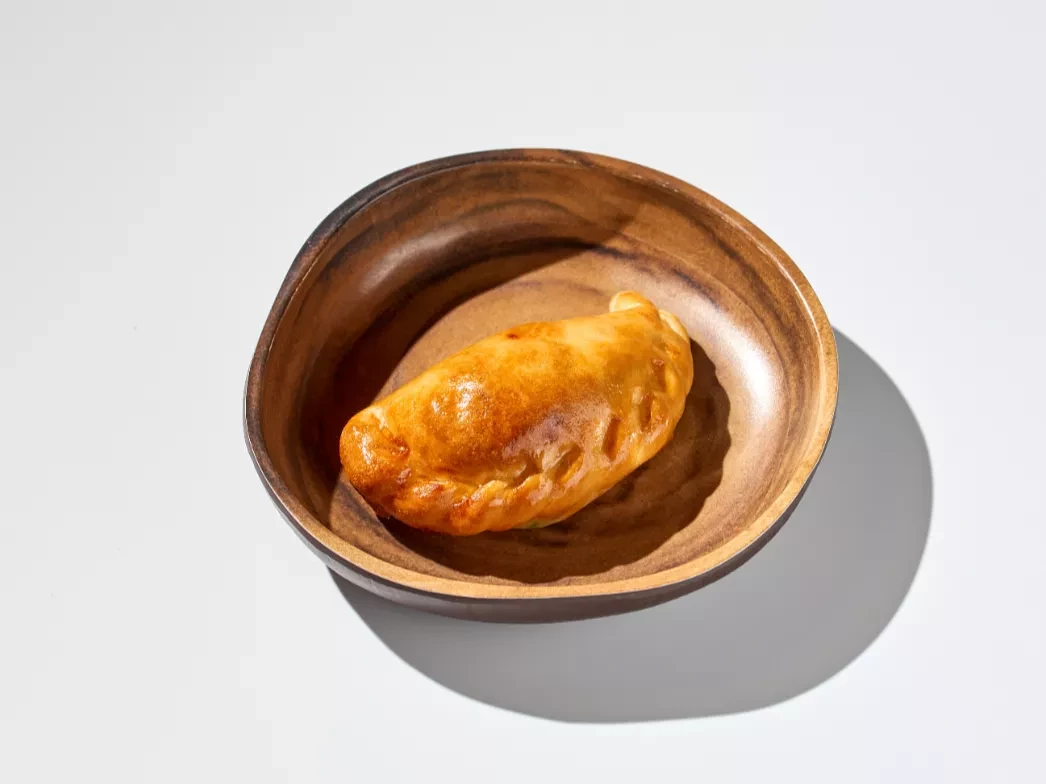 Пирожок с луком и яйцом