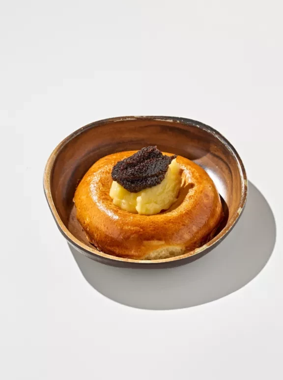 Ватрушка с ванильным кремом и начинкой из мака