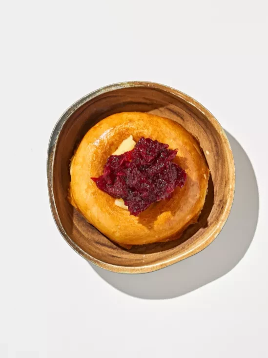 Ватрушка с ванильным кремом и садовой вишней