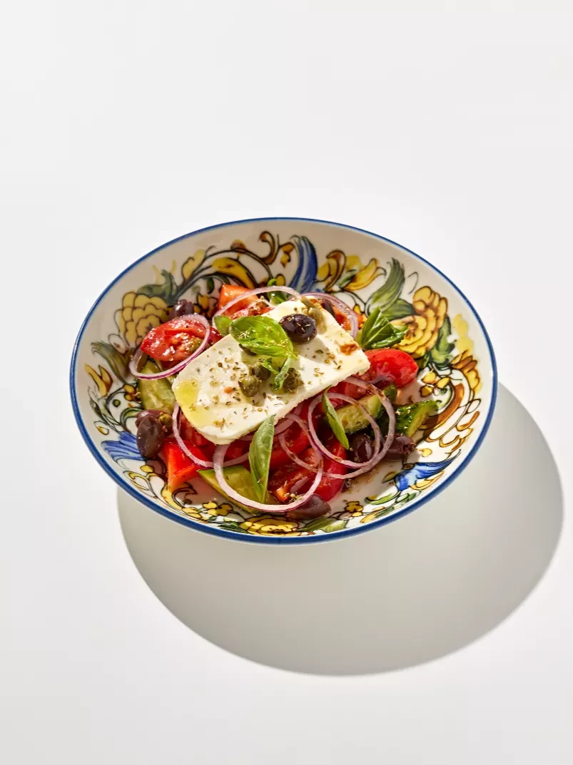 Большой средниземноморский салат с оливками и фетой