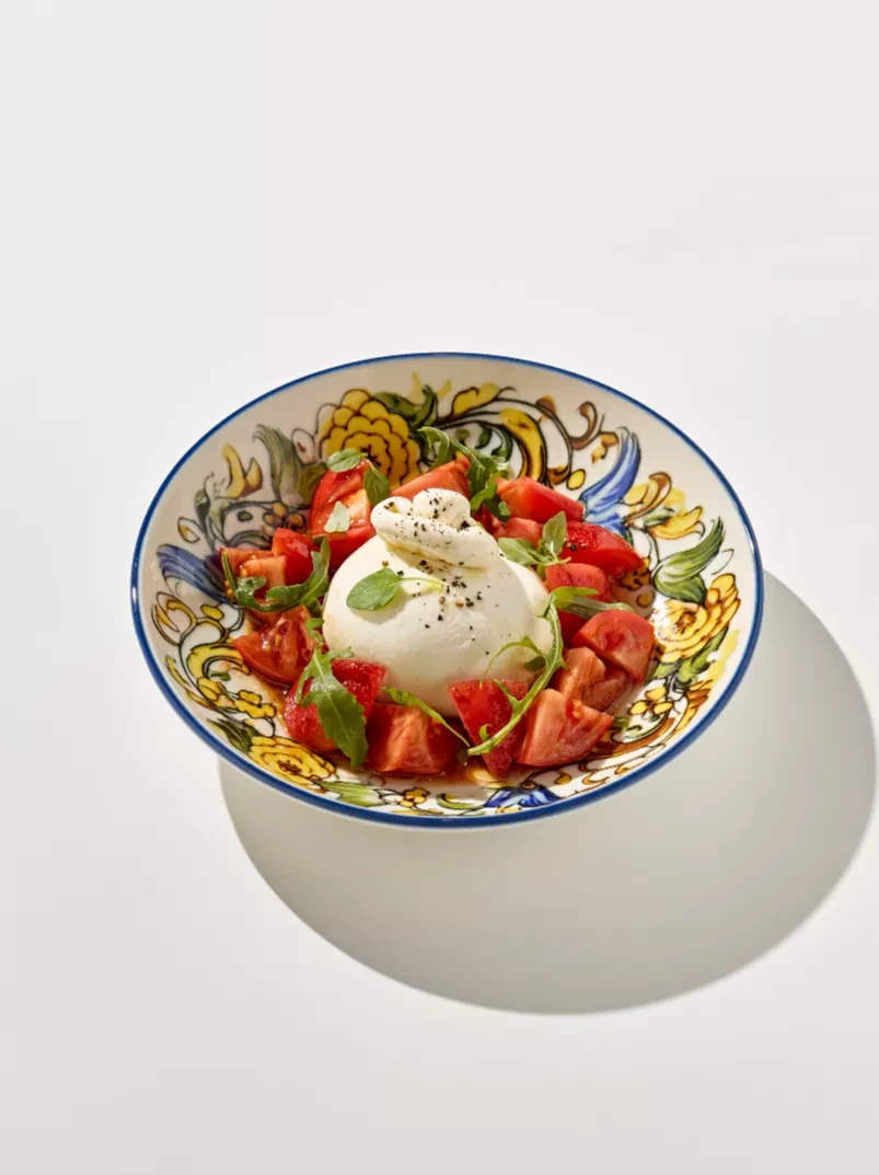 Салат с бураттой и томатами