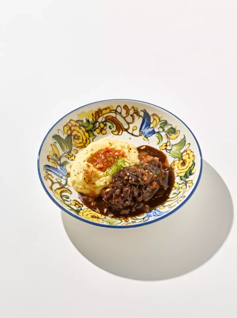 Телячья щека с картофельным пюре, томатами и мясным соусом