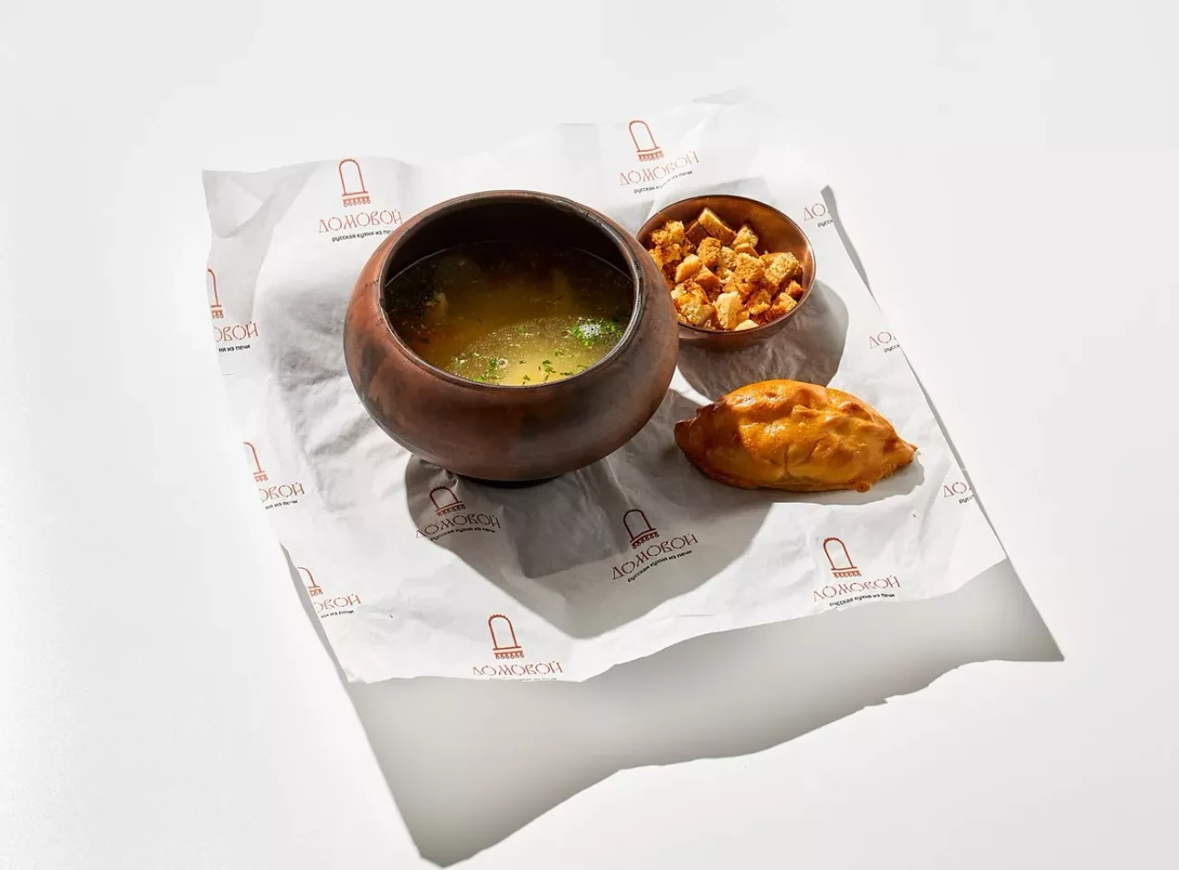 Куриный бульон с домашней лапшой, гренками и пирожком с курицей