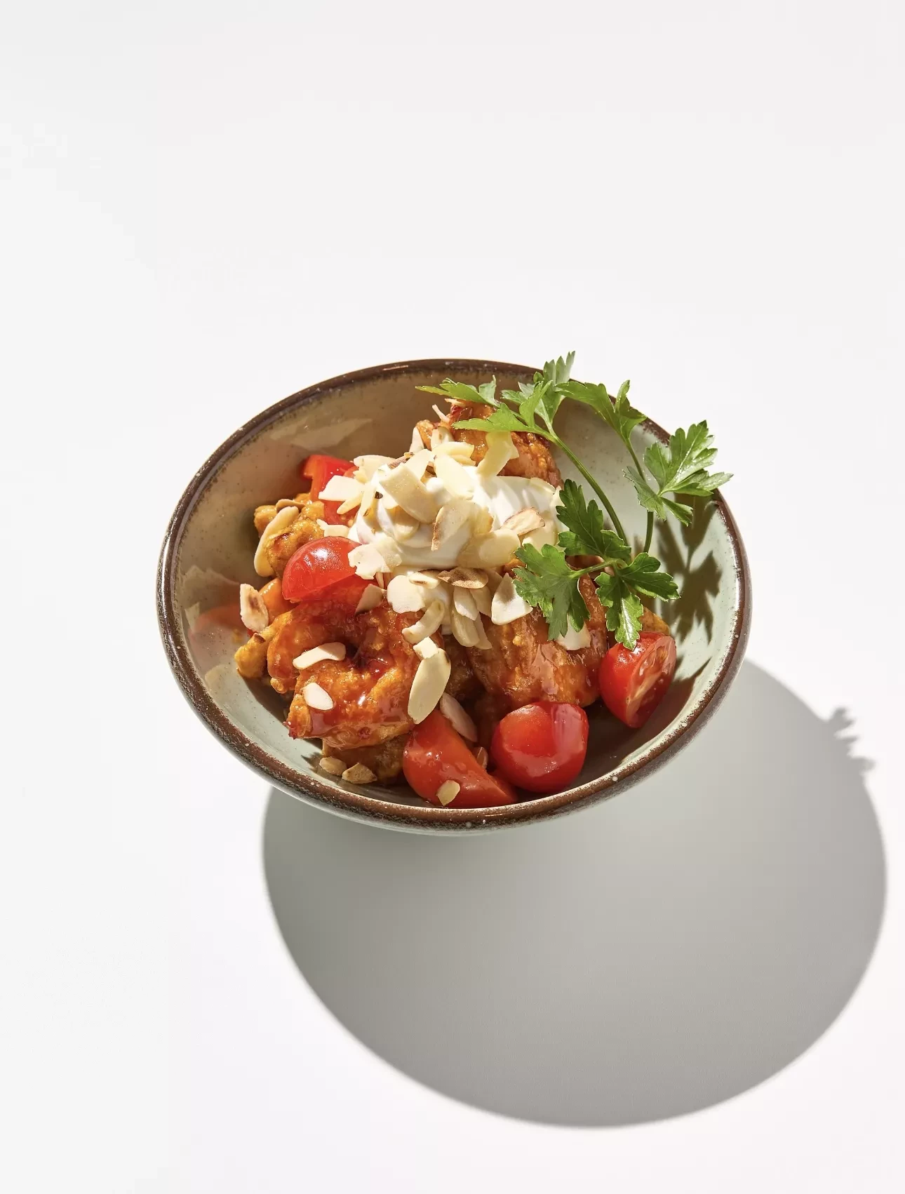 Теплый салат с баклажаном и креветками