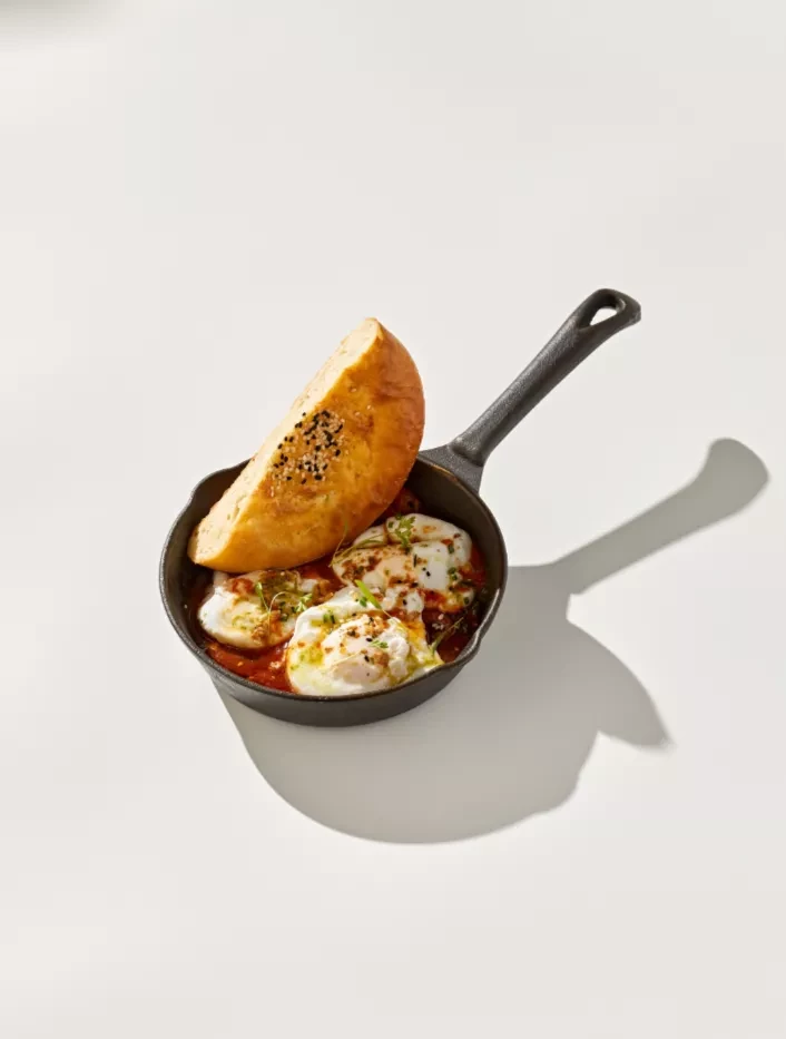 Шакшука с пряным соусом