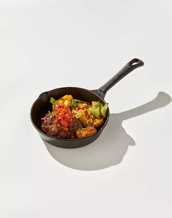 Уральский бифштекс с углей с аджикой, мясным соусом и обжаренным картофелем