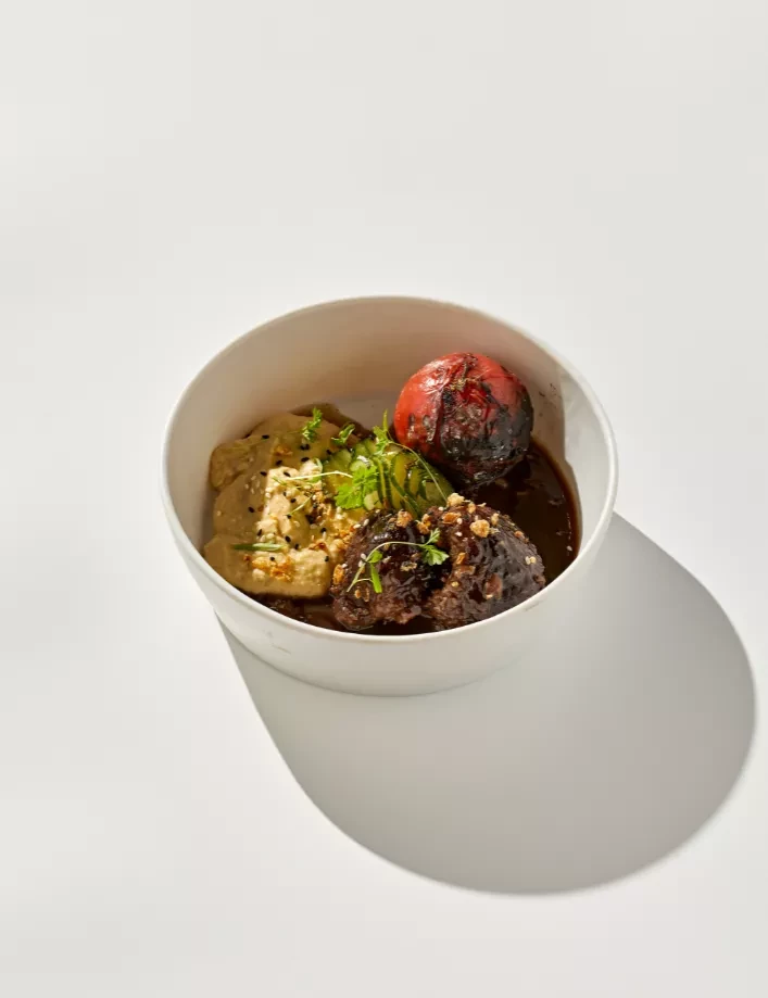 Томлёная щека с хумусом, с томатом с углей и мясным соусом