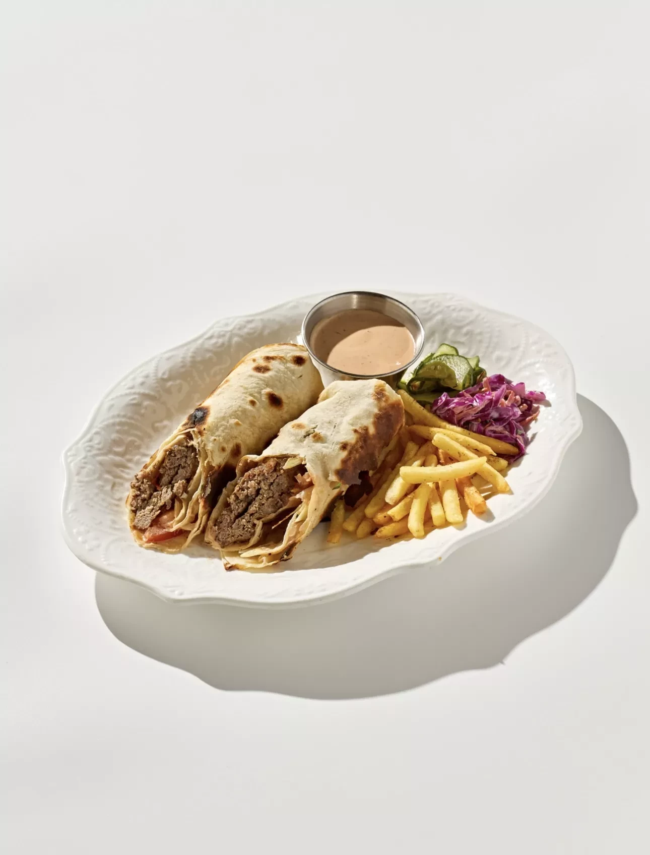 Кебаб из ягненка в лаваше с овощами и картошкой фри