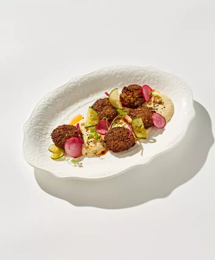 ФИРМЕННЫЙ ФАЛАФЕЛЬ С ХУМУСОМ И ОВОЩАМИ - С ЧЕСНОЧНЫМ МАСЛОМ