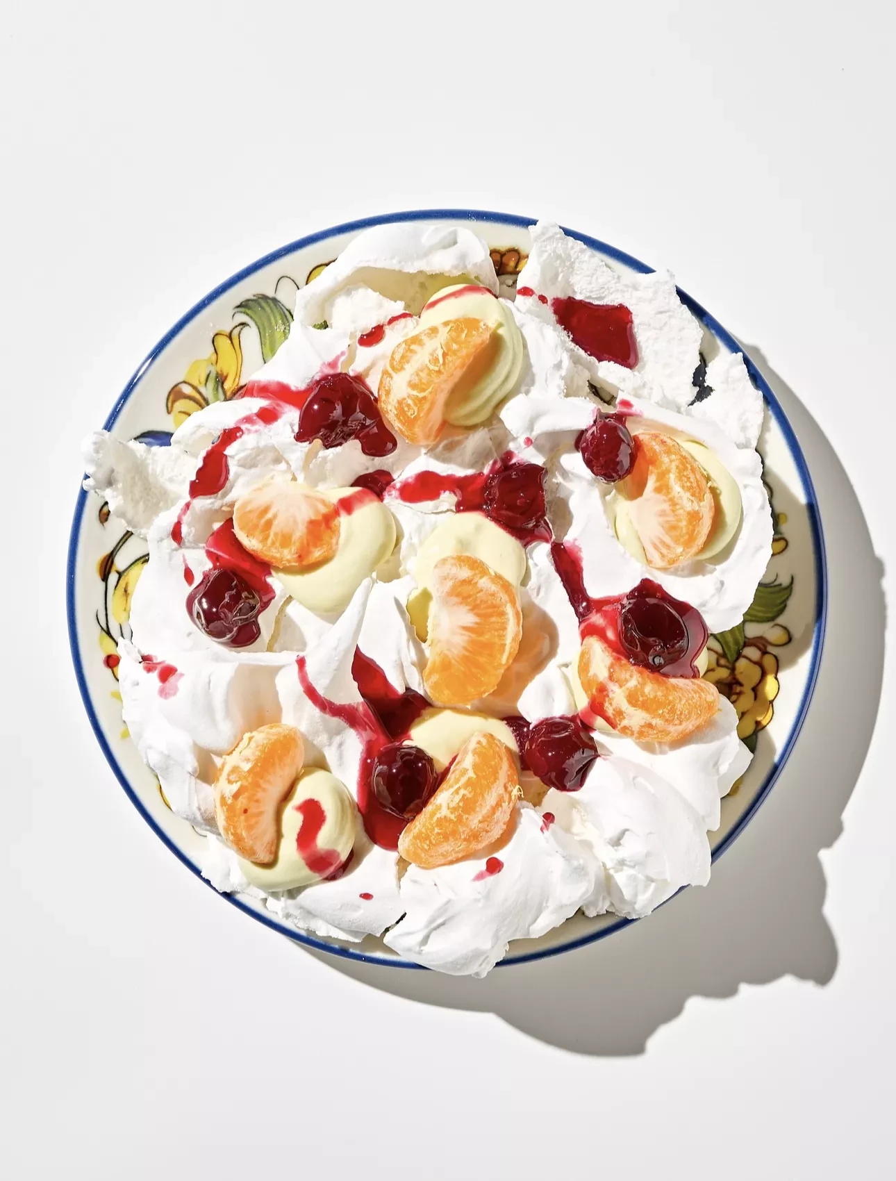 Гранд меренга с мандаринами, вишневым вареньем и фисташковым кремом