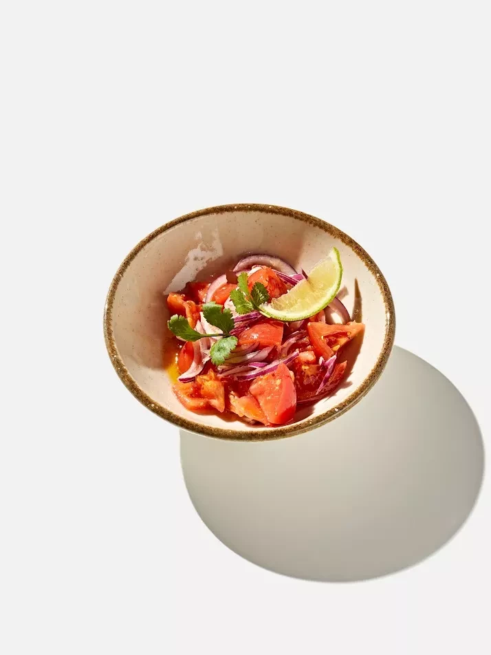 Салат из помидоров и красного лука