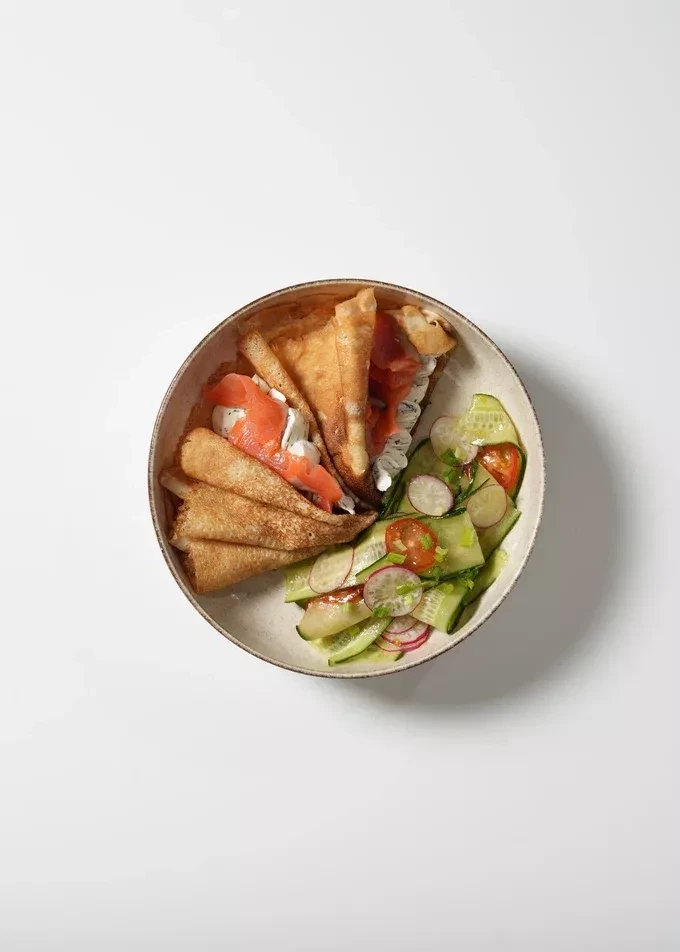 С красной рыбкой, сырным кремом, огурчиком и редиской