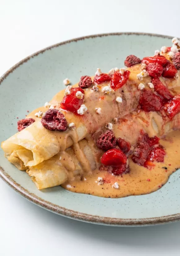 Блины с кремом и клубничным уваром