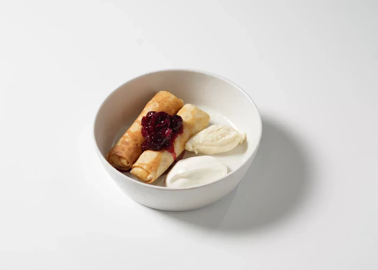 Блины с творогом, ванильным кремом и вишневой начинкой