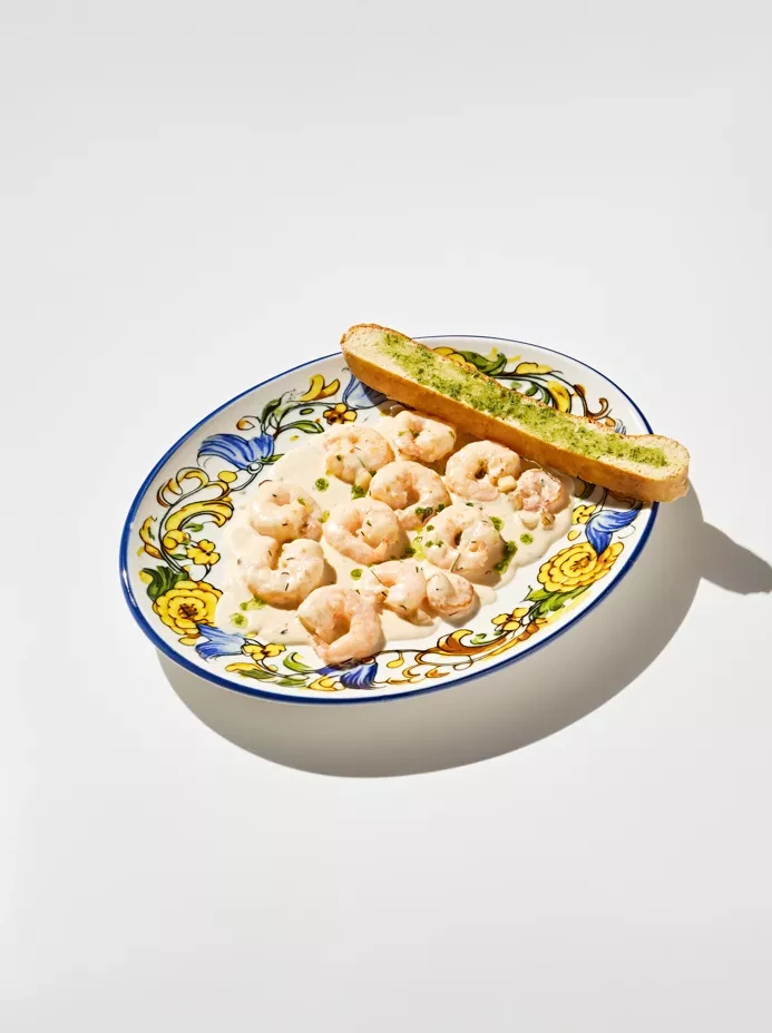 Обжаренные креветки в сырном соусе с фокаччей