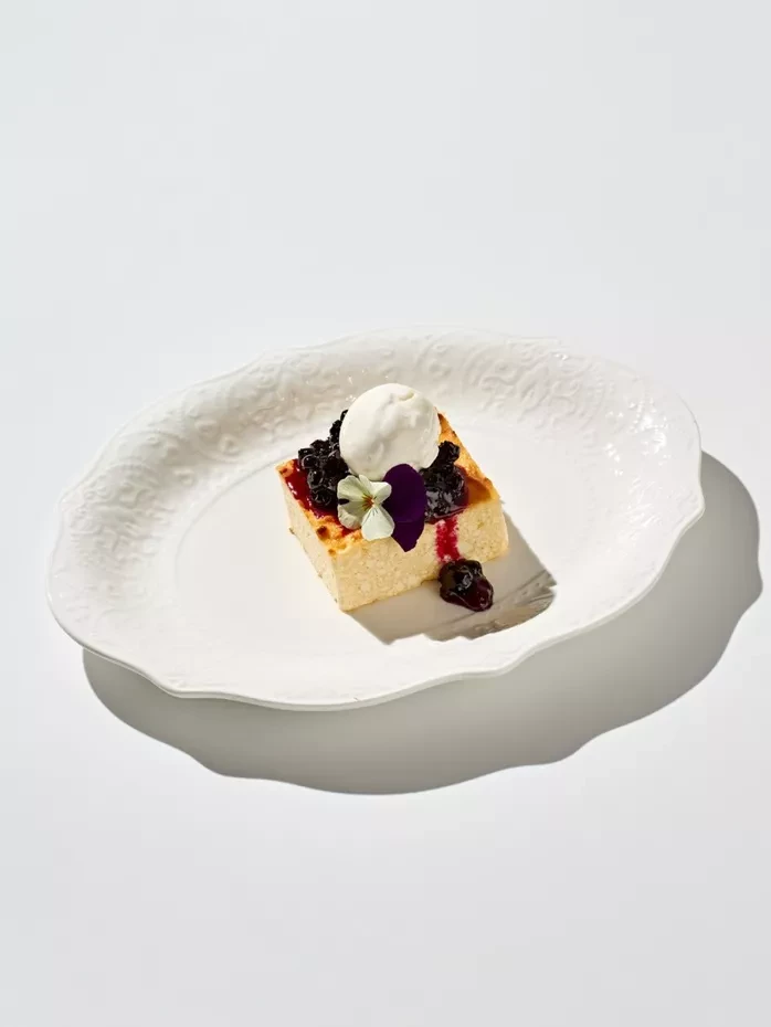 Творожная запеканка с вареньем из черной смородины и сливочным мороженым