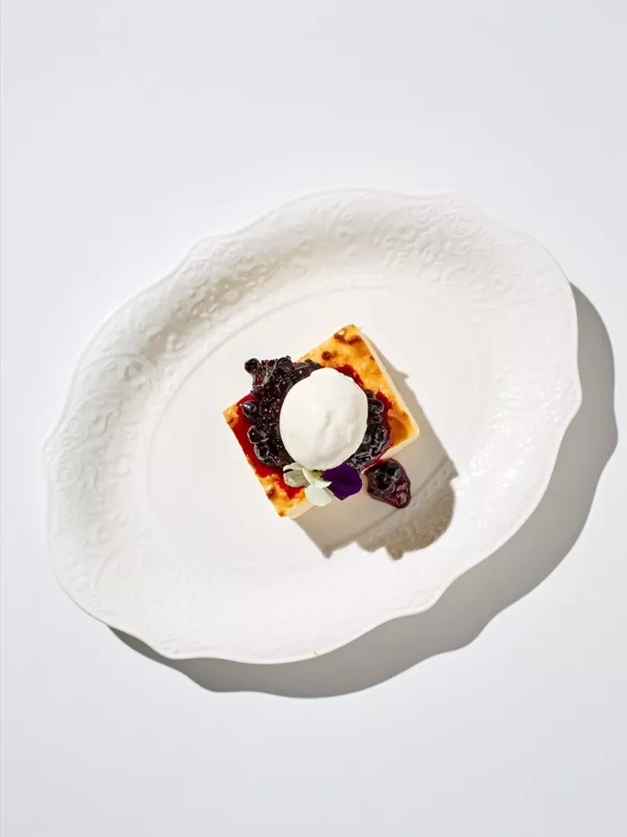 Творожная запеканка с вареньем из черной смородины и сливочным мороженым