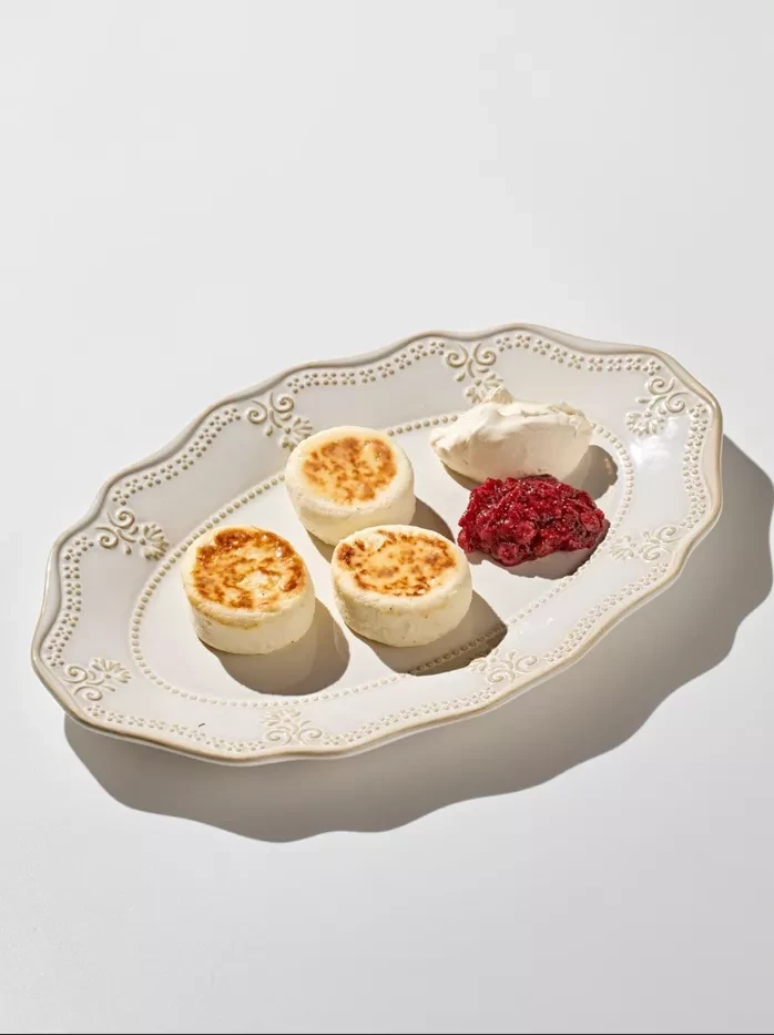 Домашние сырники со сметаной и вареньем на выбор