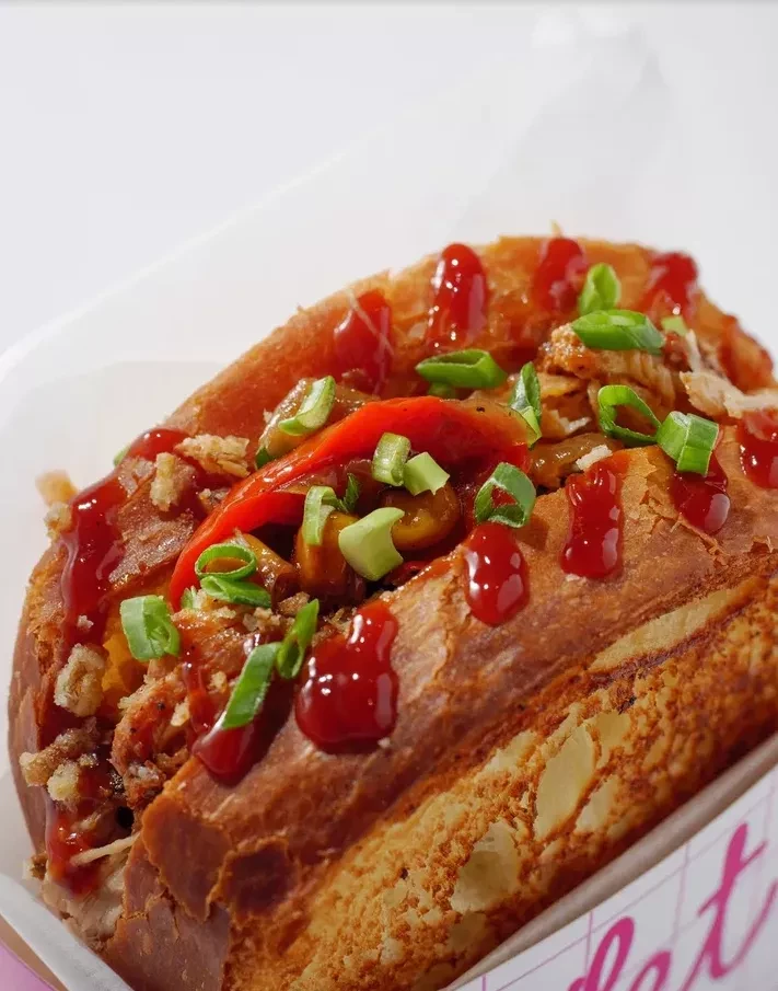С печеными овощами и свининой барбекю