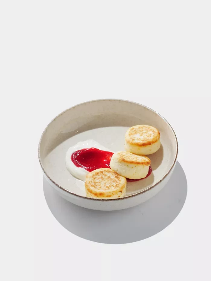 Сырники со сметаной и малиновым соусом