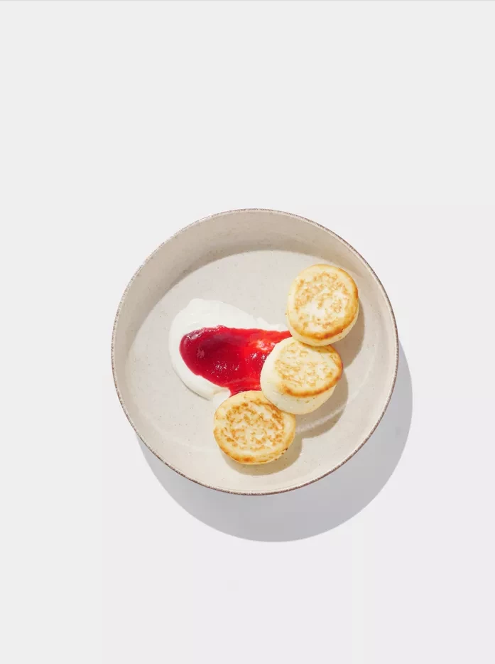 Сырники со сметаной и малиновым соусом
